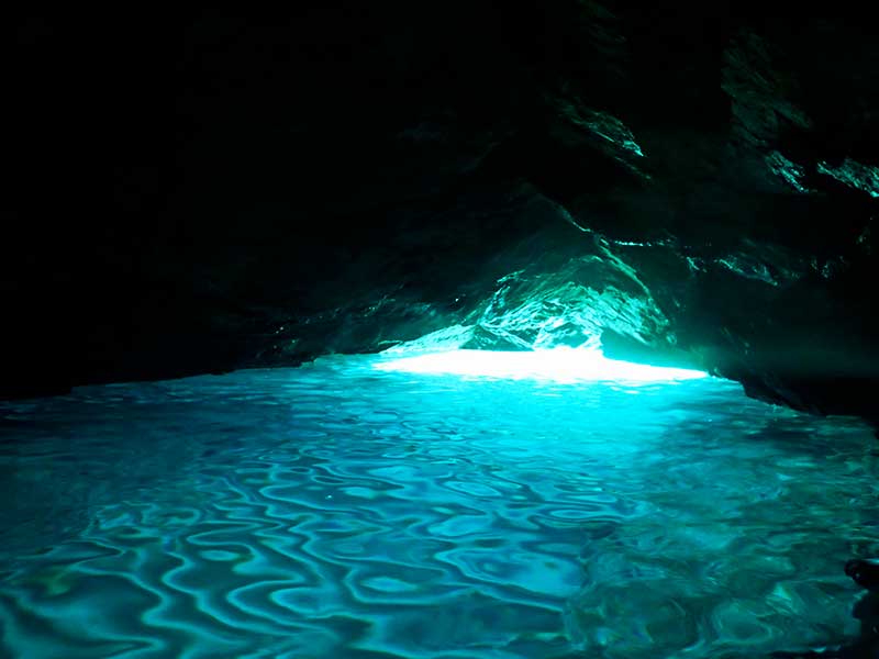 La Blue Cave de Dubrovnik es un espectáculo natural que no te puedes perder.