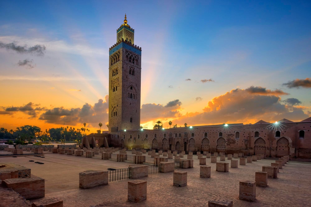 Puedes ver la Mezquita Koutoubia de Marrakech a unos 200 metros al oeste de la plaza Yamaa el Fna.