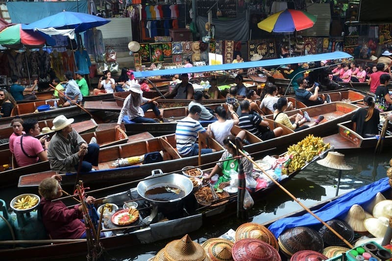 Te sorprenderá ver en Bangkok el mercado flotante, donde puedes comprar alimentos frescos.