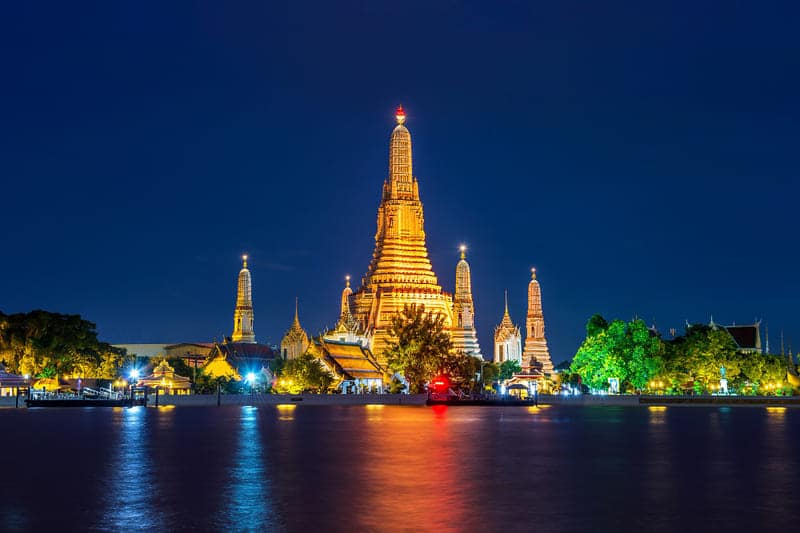 En Bangkok puedes ver el Wat Arun. Aunque es el templo del amanecer, lo cierto es que de noche también es una maravilla.