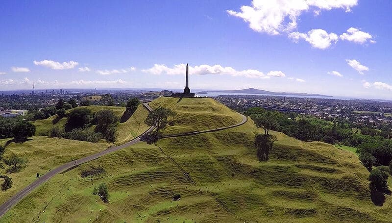 La colina se llama así por un pohutukawa solitario que estaba en la cima, hasta que fue talado en 1852.

Foto obtenida de https://upload.wikimedia.org/wikipedia/commons/thumb/8/88/One_Tree_Hill%2C_Auckland%2C_March_2015.jpg/1024px-One_Tree_Hill%2C_Auckland%2C_March_2015.jpg