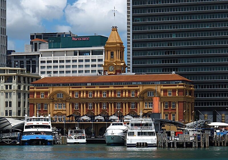 El puerto de Auckland y sus numerosos barcos le dieron a la ciudad el sobrenombre de la Ciudad de las Velas. 

Foto obtenida de https://upload.wikimedia.org/wikipedia/commons/thumb/f/f2/11._AucklandFerryHarbour.jpg/1024px-11._AucklandFerryHarbour.jpg