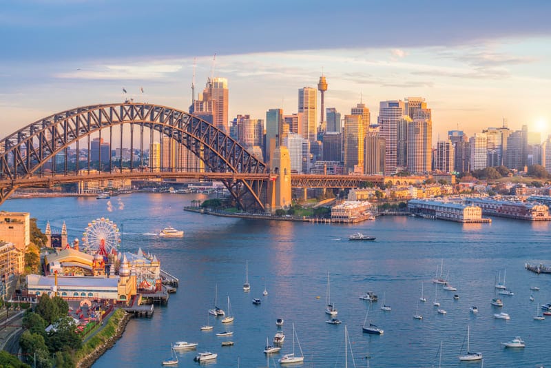 Conocido en español como el Puente de la Bahía, se puede ver el Sydney Harbour Bridge operativo desde 1932.