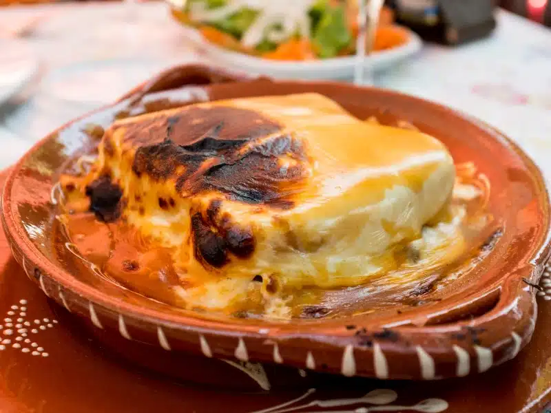 Francesinha, uno de los platos que comer en Oporto