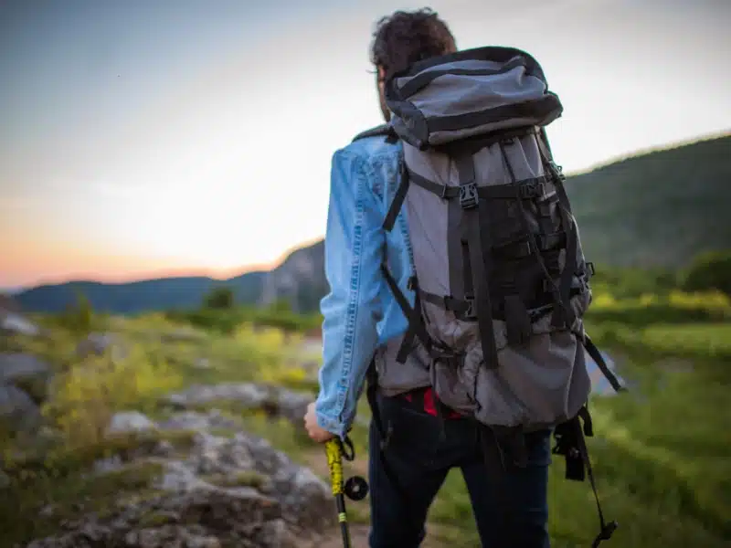 ventajas y desventajas de viajar solo o en grupo