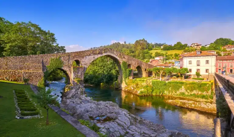 Cangas de Onís, uno de los lugares donde viajar en mayo